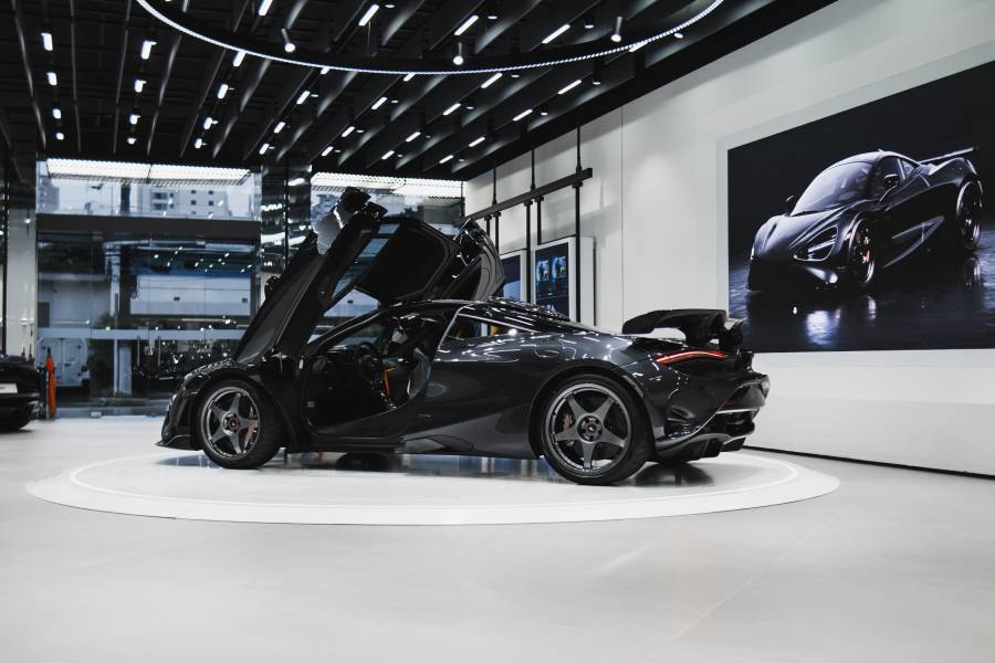 McLaren 750S Le Mans cinza vista de lado