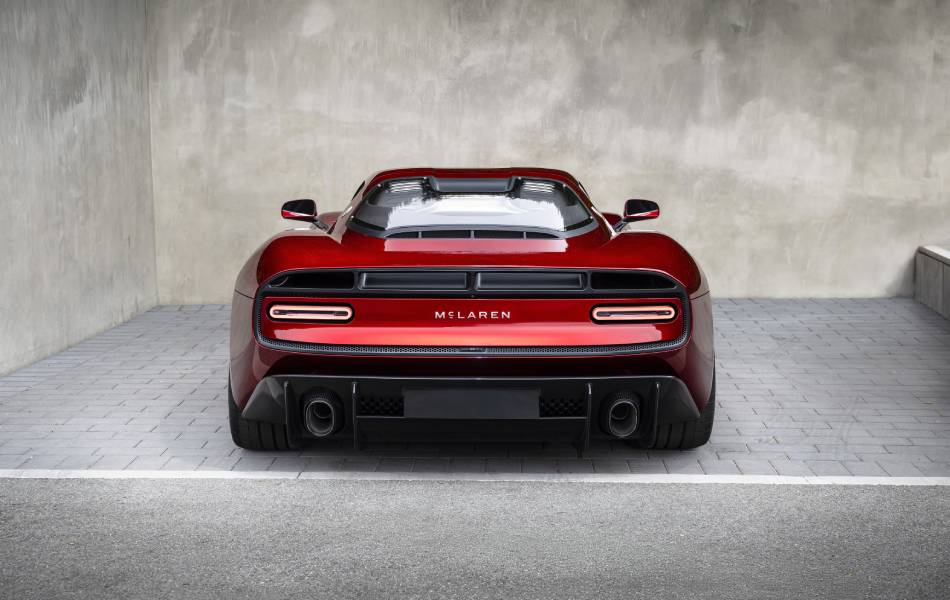 Esportivo vermelho da McLaren visto de trás