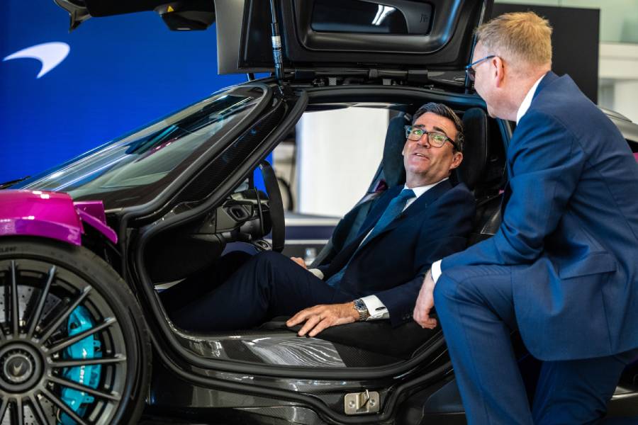 Primeiro ministro do Reino Unido conversando com CEO da McLaren Automotive