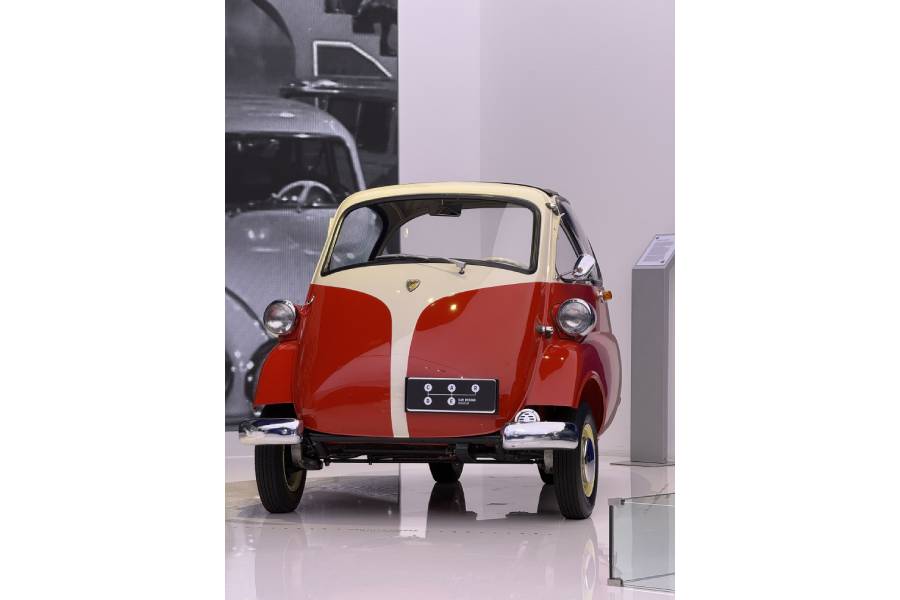 Romi-Isetta vermelho visto de frente no Museu CARDE