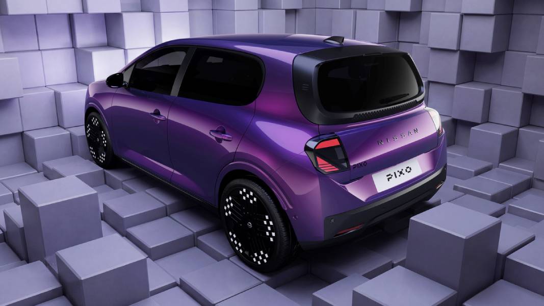 Nissan Pixo roxo visto de trás
