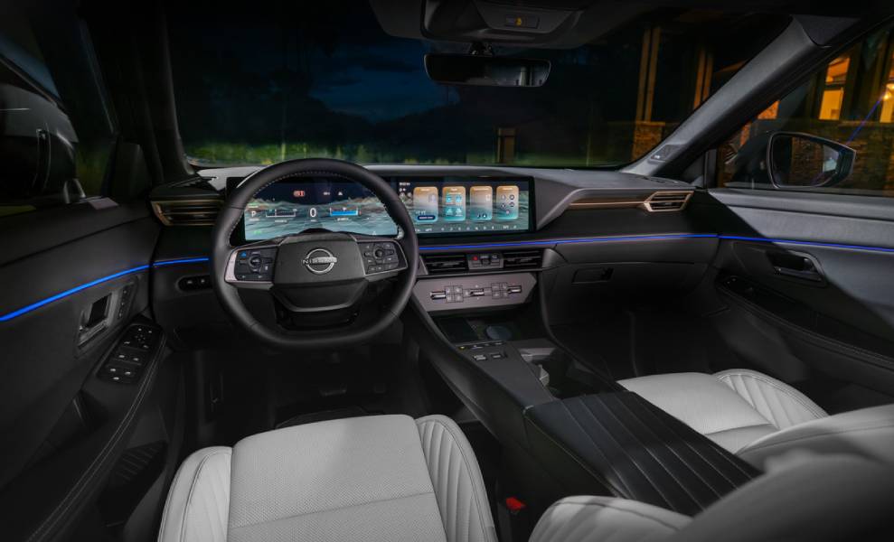 painel com telas ligadas do Nissan Rogue Hybrid 2027