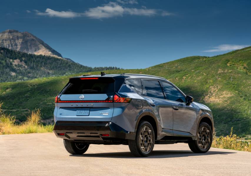 Nissan Rogue Hybrid 2027 azul visto de trás