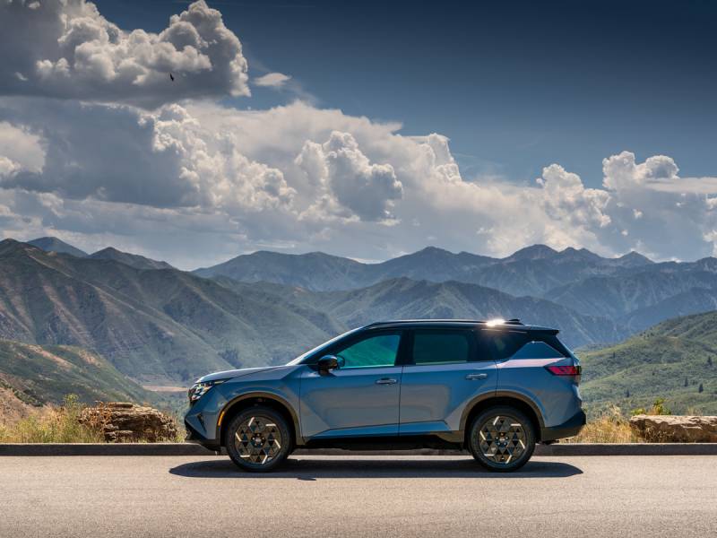 Nissan Rogue Hybrid 2027 azul visto de lado