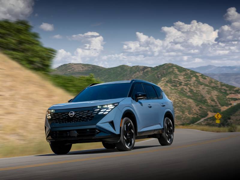 Nissan Rogue Hybrid 2027 azul visto de frente