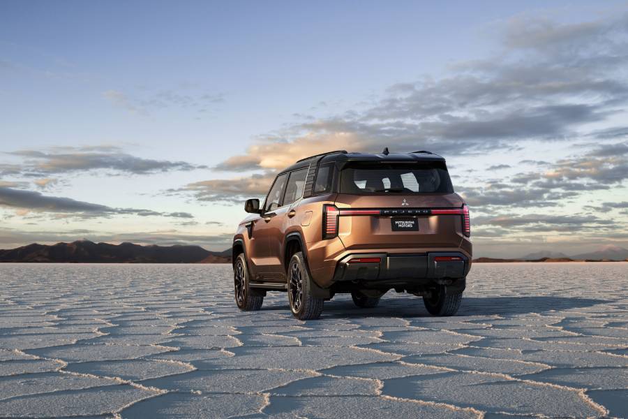 Novo Mitsubishi Pajero marrom visto de trás