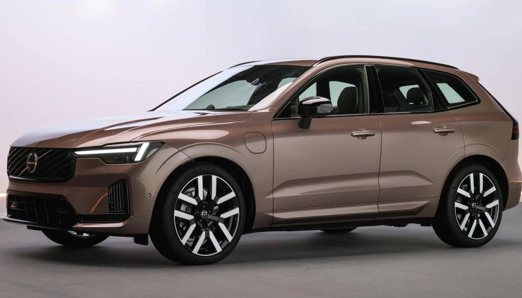 novo Volvo XC60 marrom visto de lado