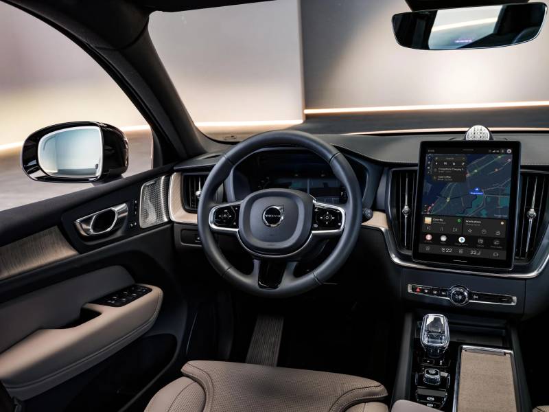 painel com telas ligadas do novo Volvo XC60