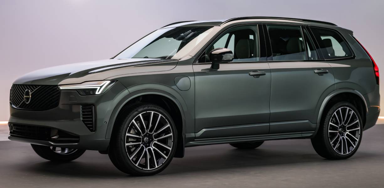 Novo Volvo XC90 cinza visto de lado