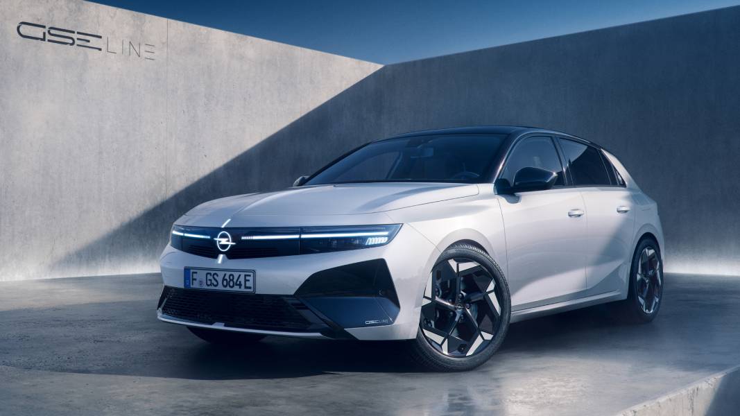 Novo Opel Astra GSE Line branco visto de frente