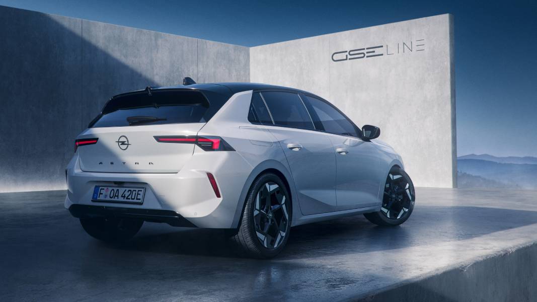 Novo Opel Astra GSE Line branco visto de trás