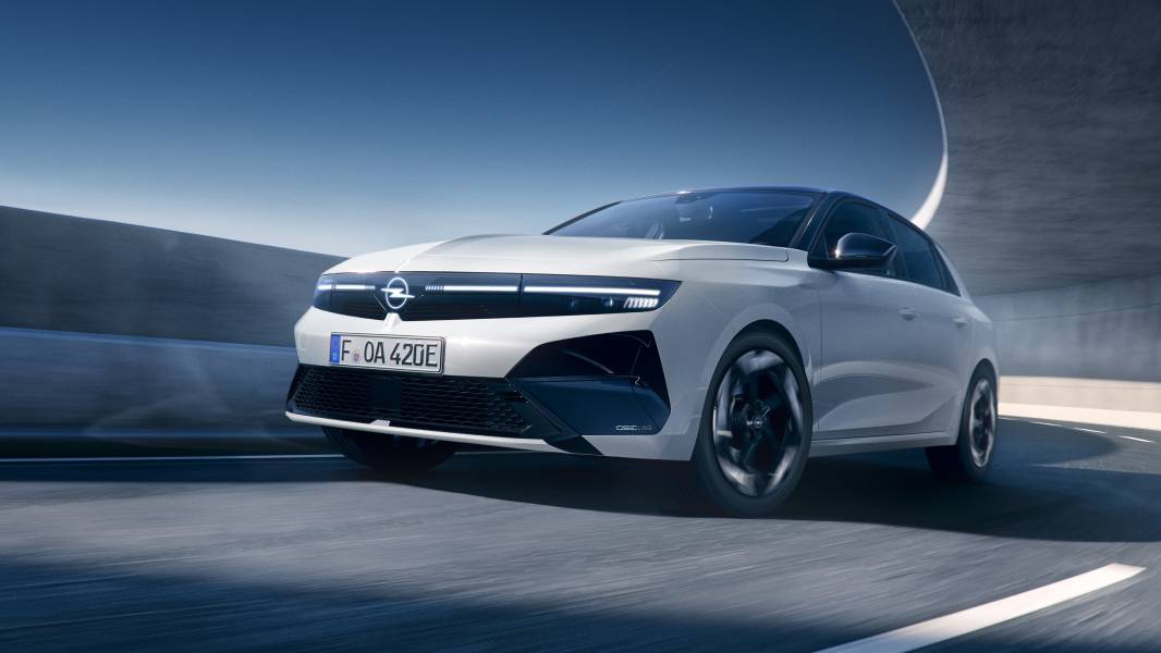 Novo Opel Astra GSE Line branco visto lateralmente