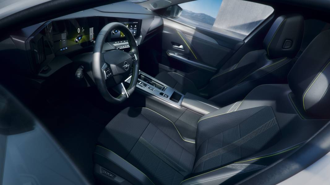 Painel com telas ligadas do novo Opel Astra GSE Line