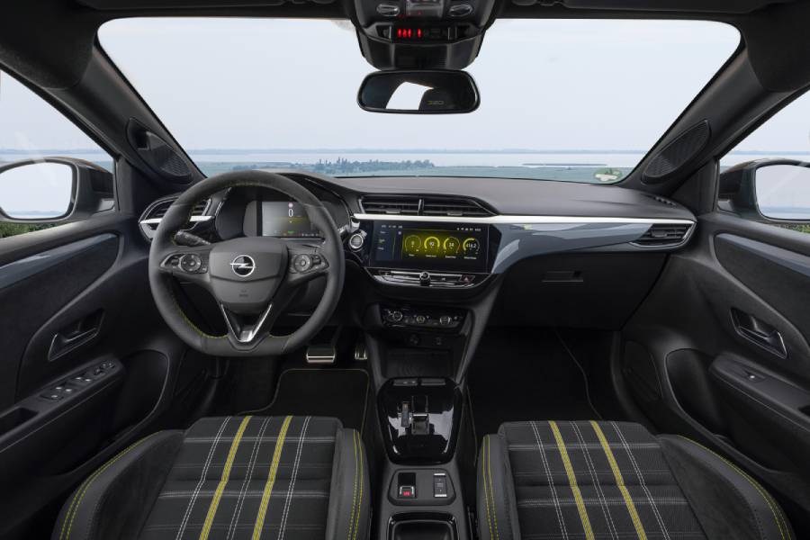 Painel com telas ligadas do Opel Corsa GSE