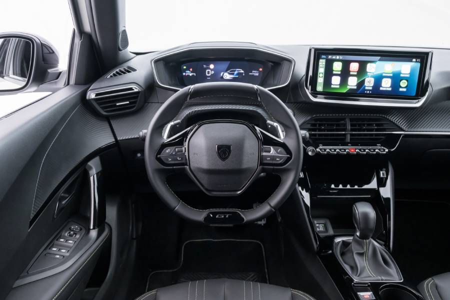 painel com telas ligadas do Peugeot 2008 GT MHEV 2027