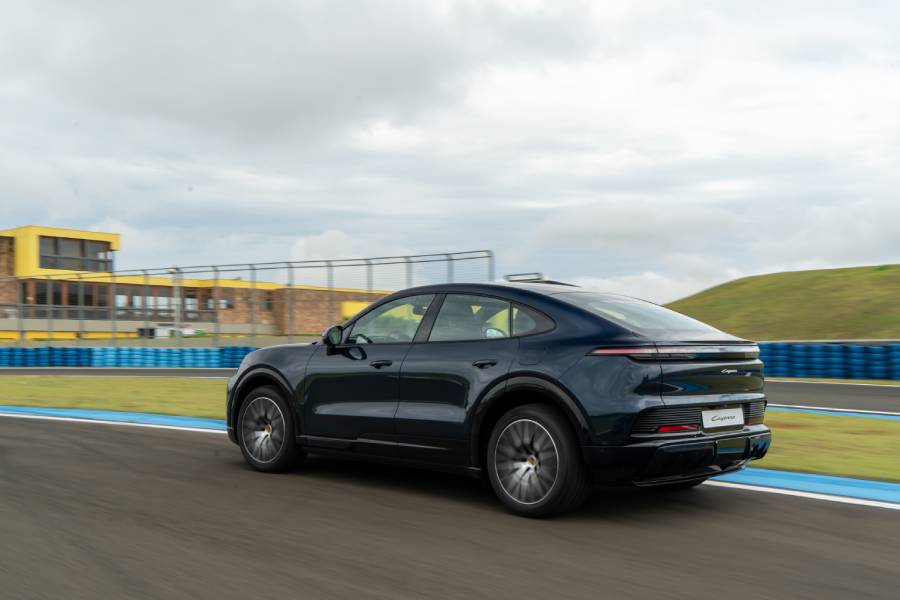 Novo Porsche Cayenne Cupê elétrico preto visto de trás
