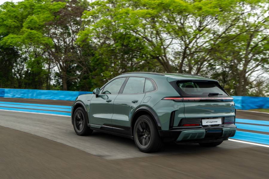 Novo Porsche Cayenne elétrico cinza visto lateralmente