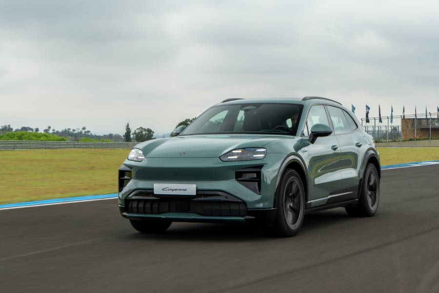 Novo Porsche Cayenne elétrico cinza visto de frente