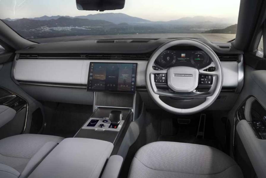 Painel com telas ligadas do Range Rover elétrico