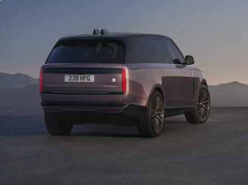 Range Rover elétrico cinza visto de trás