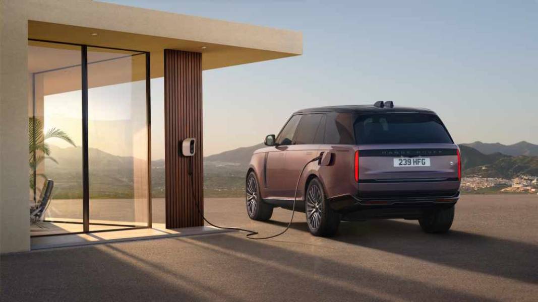 Range Rover elétrico cinza carregando