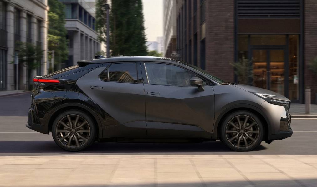 Toyota C-HR GR Sport 2027 cinza visto de lado