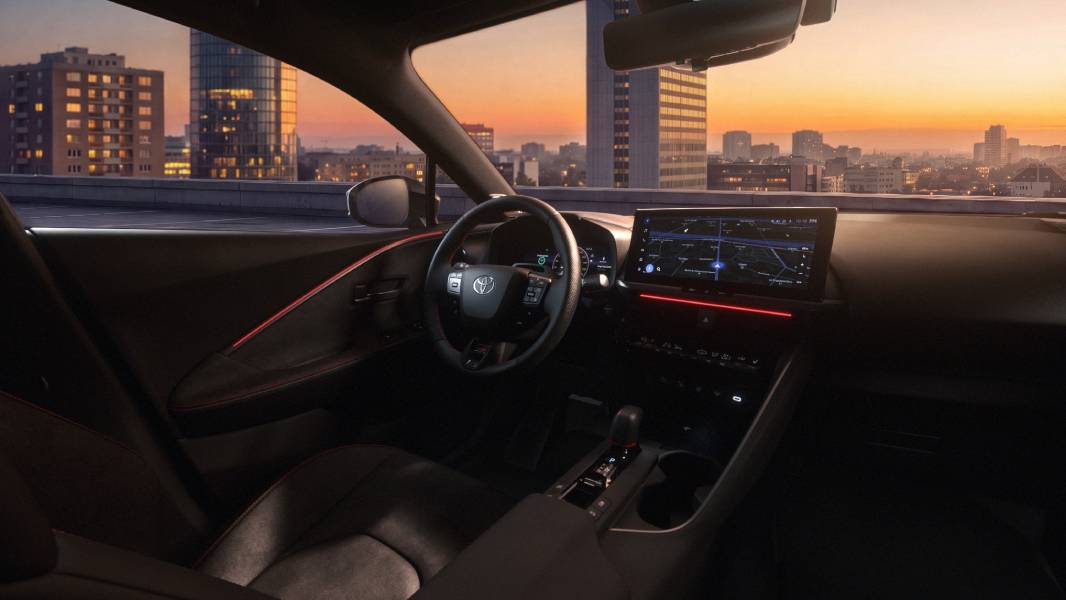 Painel com telas ligadas do Toyota C-HR GR Sport 2027
