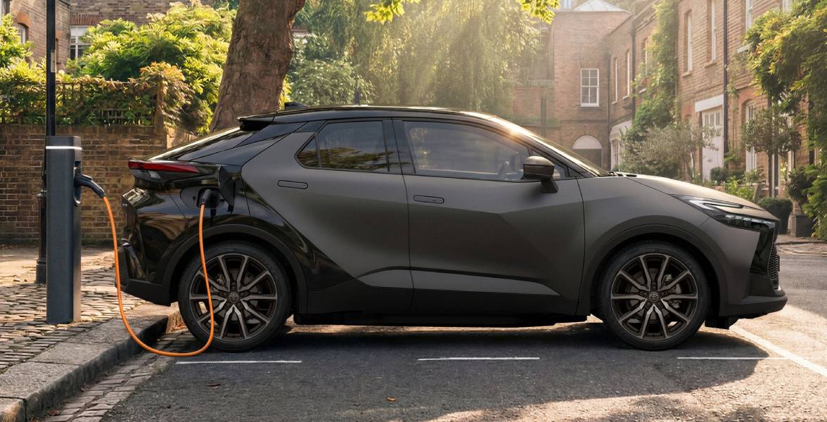 Toyota C-HR GR Sport cinza 2027 visto de lado carregando