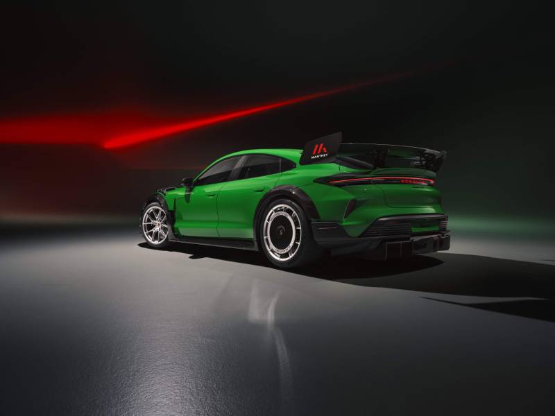 Esportivo verde da Porsche visto de trás
