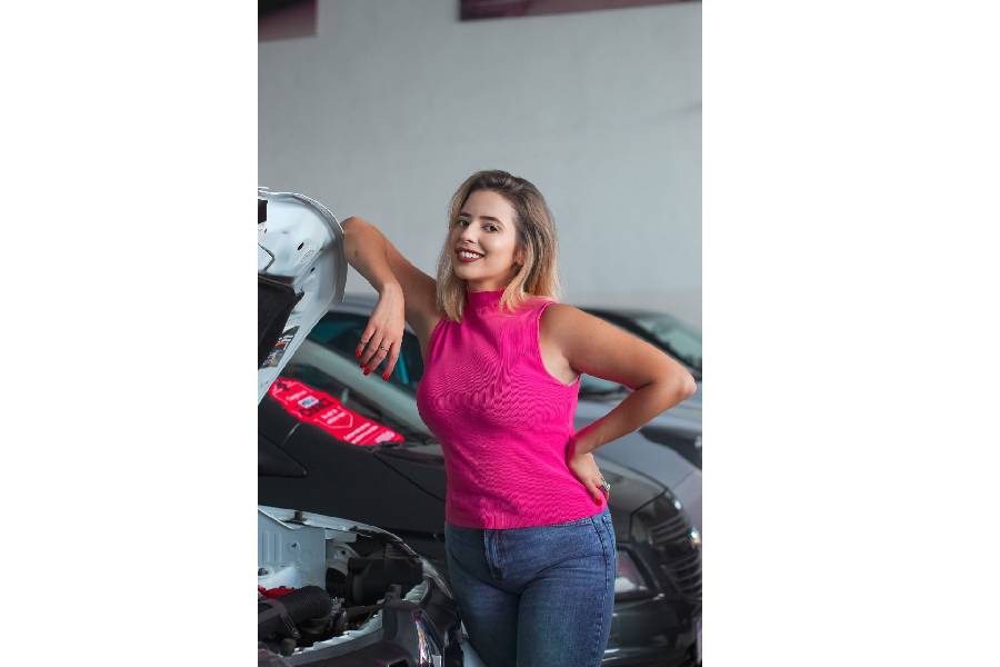 Vittória Gabriela da comunidade Dona do Meu Destino ao lado de carro