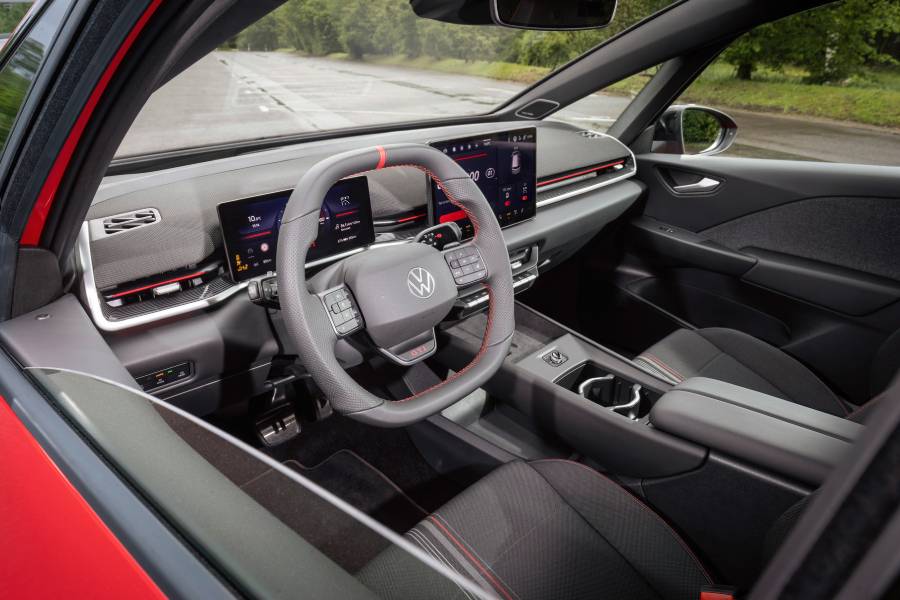 painel com telas ligadas do Volkswagen ID.3 GTI