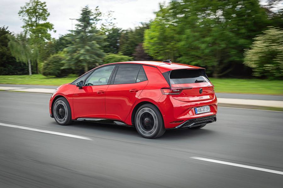 Volkswagen ID.3 GTI vermelho visto de lado