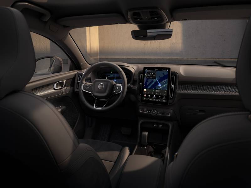 Painel com telas ligadas do novo Volvo EC40
