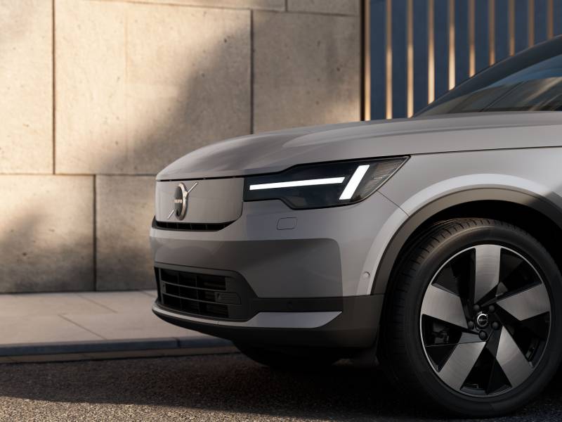 dianteira prata do novo Volvo EX40