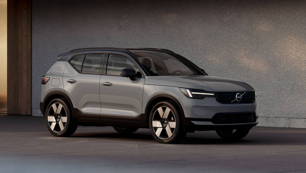 Novo Volvo XC40 prata visto de lado
