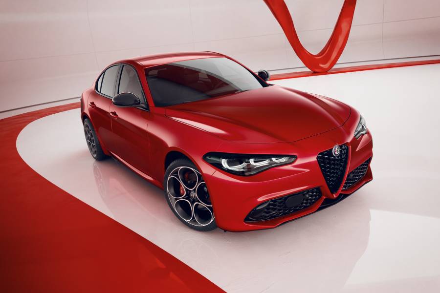 Alfa Romeo Giulia Pack Performance vermelho visto de frente