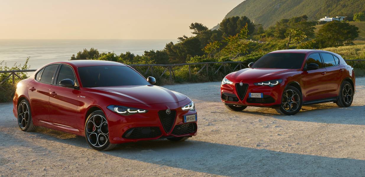 Alfa Romeo Giulia e Stelvio vermelhos vistos de frente