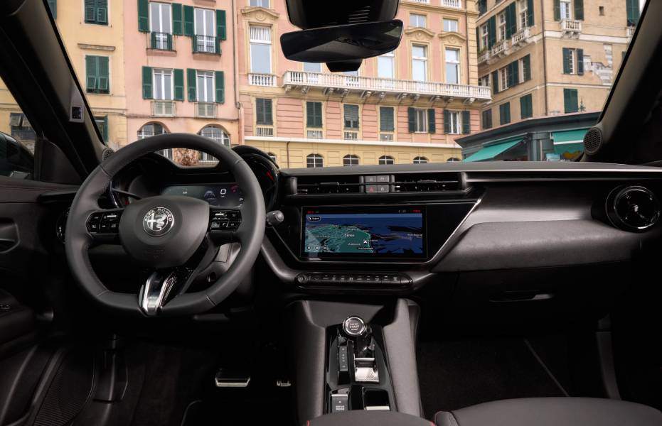 painel com telas ligadas do Alfa Romeo Junior