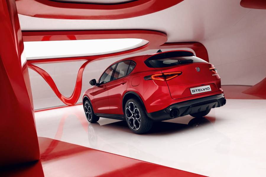 Alfa Romeo Stelvio Pack Performance vermelho visto de trás