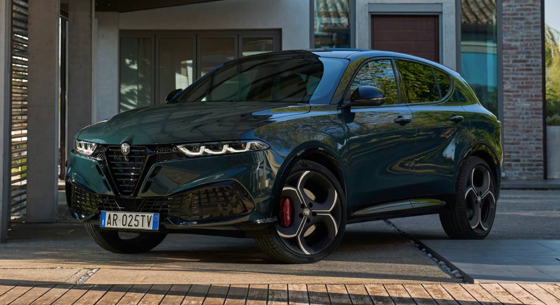 Alfa Romeo Tonale cinza visto de frente