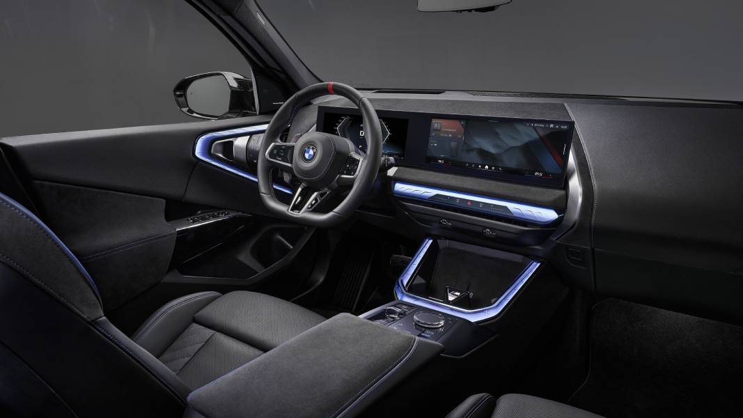 painel com telas ligadas do BMW X3 M50 xDrive com pacote Black