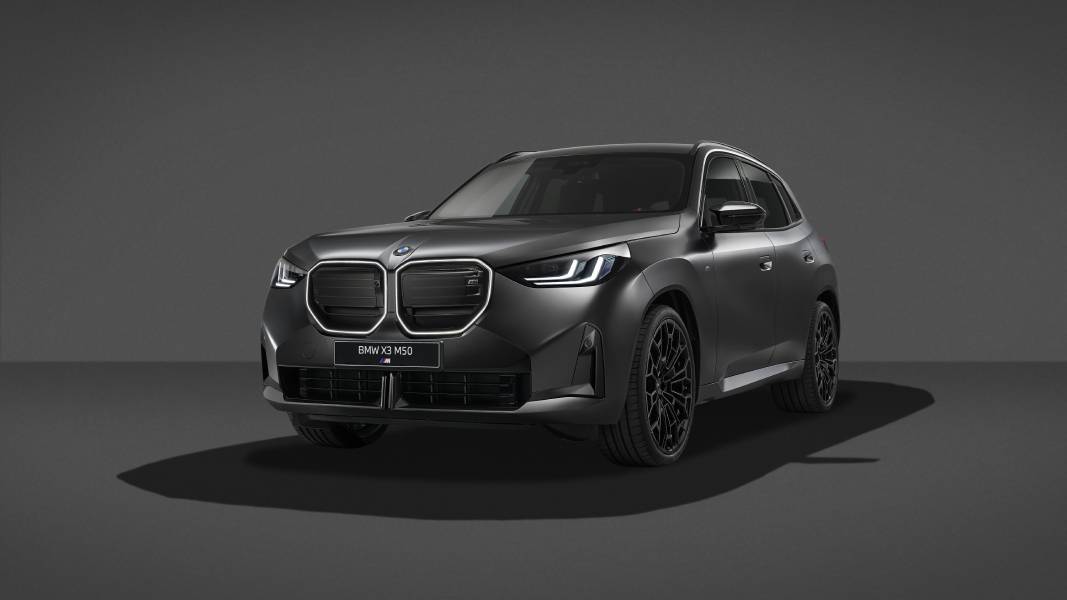 BMW X3 M50 xDrive preto com pacote Black visto de frente