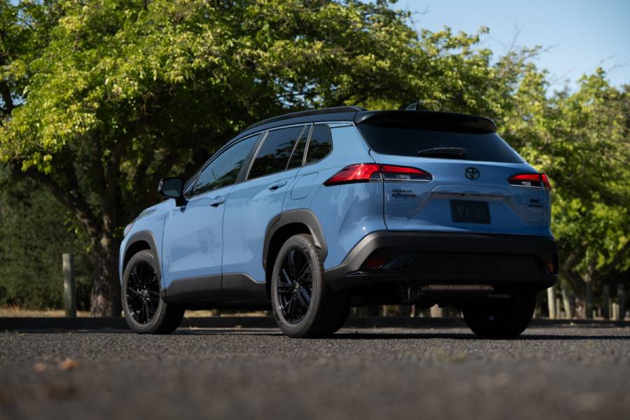 Toyota Corolla Cross XSE Hybrid azul visto de trás