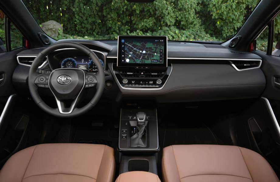 painel com telas ligadas do Toyota Corolla Cross XLE