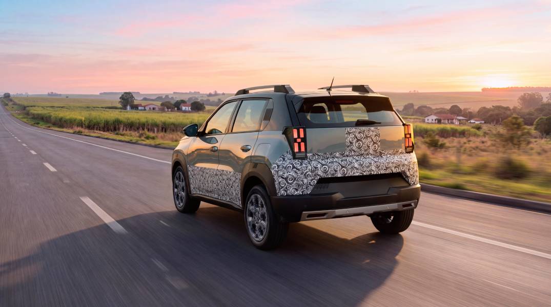 Protótipo do novo Fiat Argo X visto de trás