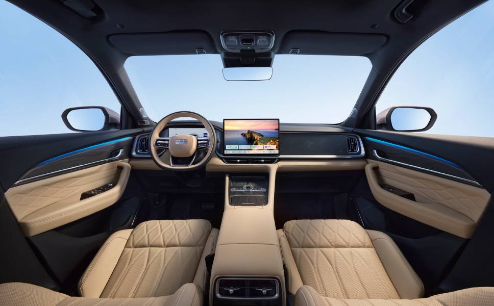painel com telas ligadas do Geely Monjaro EM-i