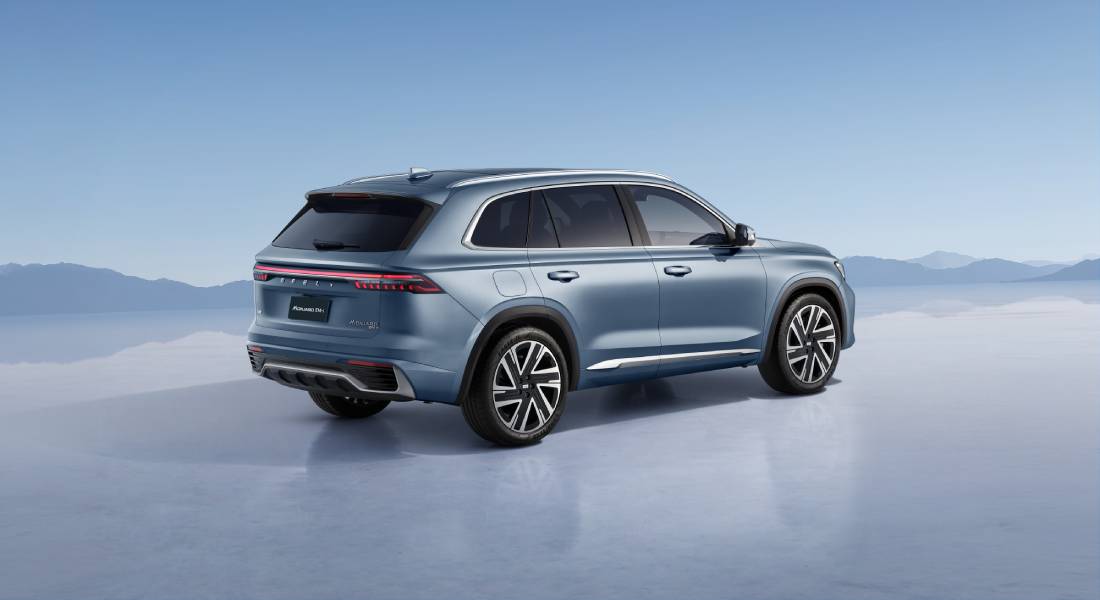 Geely Monjaro EM-i azulado visto de trás