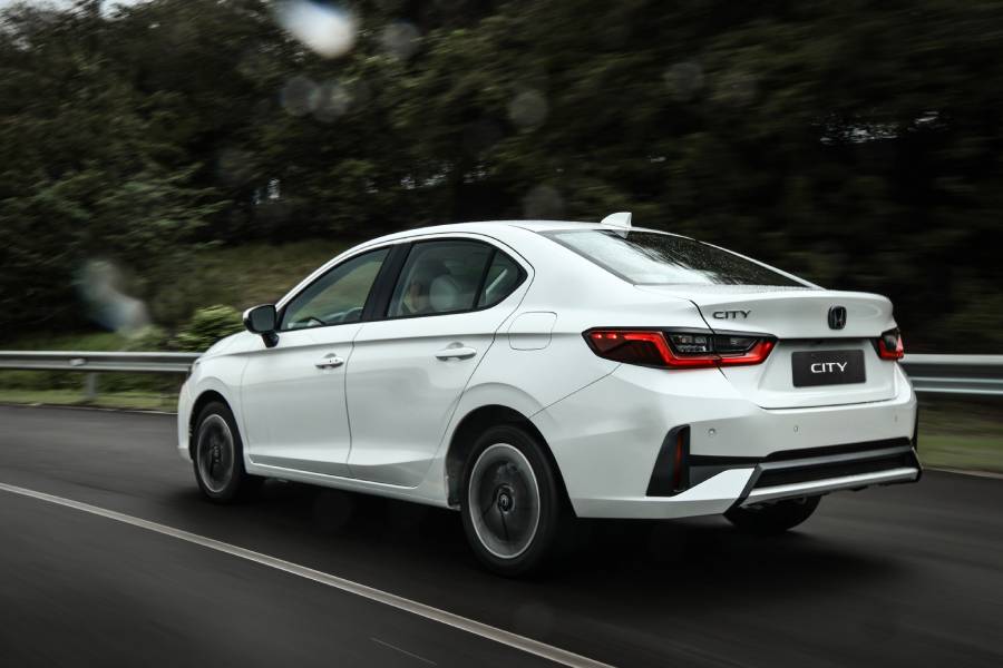 Honda City sedã Touring 2027 branco visto de trás