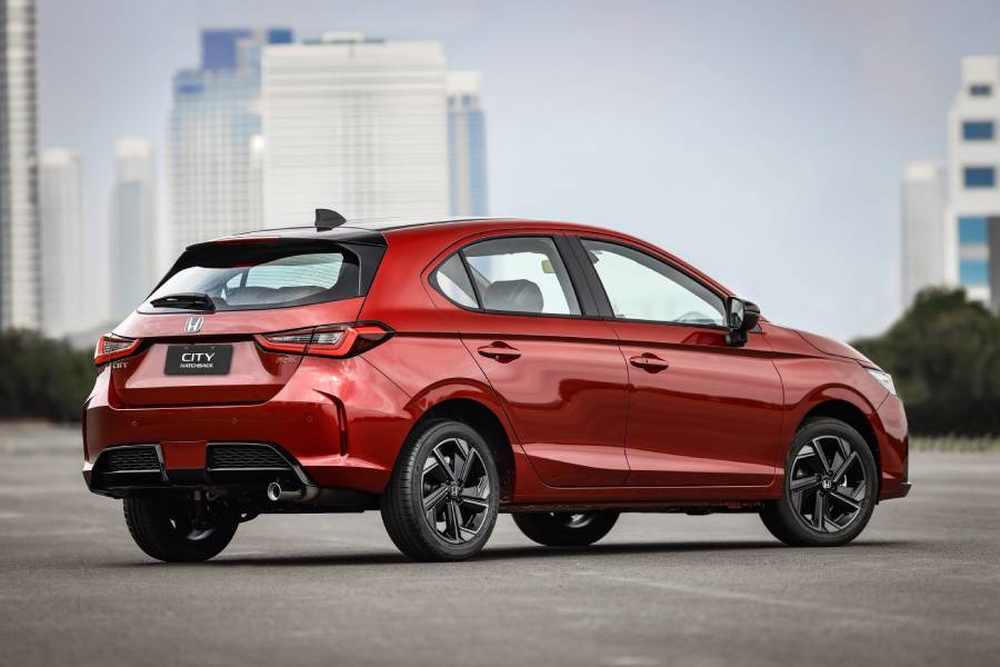 Honda City hatch RS 2027 vermelho visto de trás