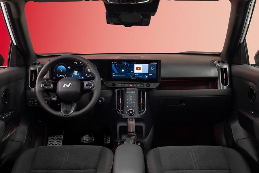 painel com telas ligadas do Hyundai Bayon